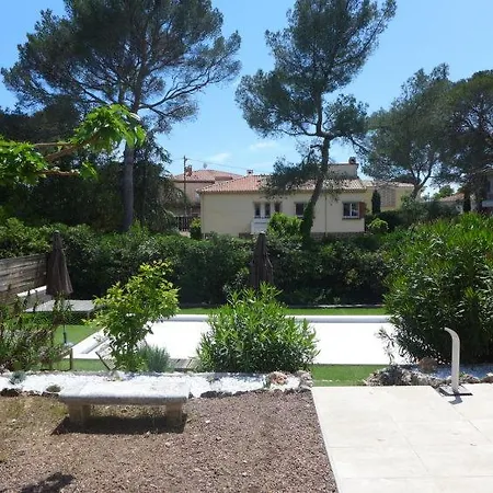 Saint-raphael Sleeps 7 Pool Wifi Holiday home